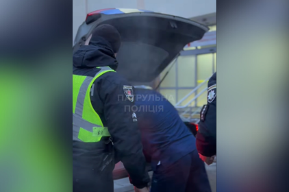 Кожна хвилина — вирішальна: у Вінниці патрульні супроводили донорське серце до лікарні (відео)