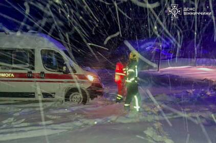 Негода на Вінниччині: рятувальники десятки разів допомагали водіям і медикам (фото)