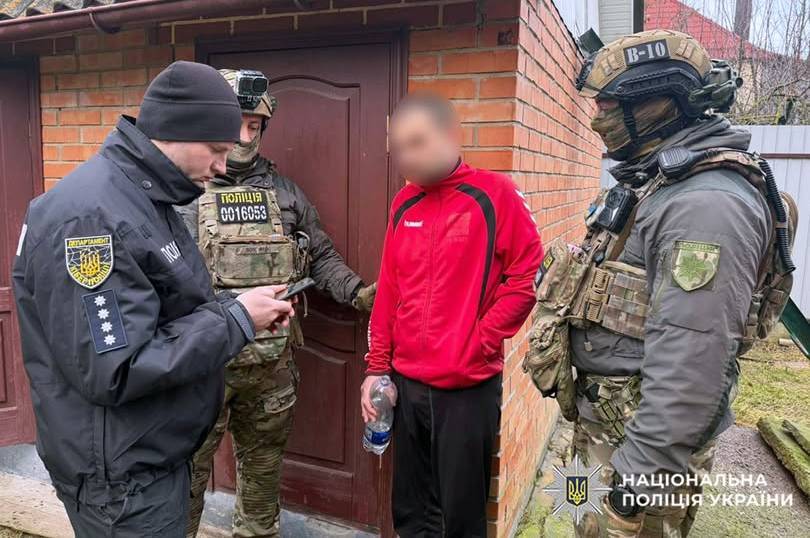 Надсилав інтимні фото дитині: поліція Хмельниччини викрила зловмисника з Вінниці 