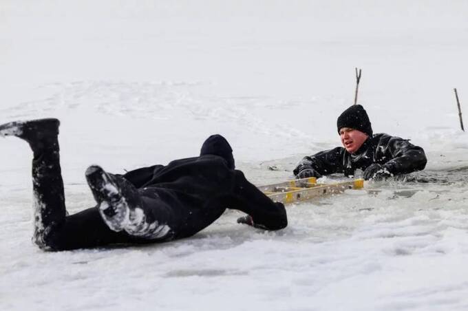 Як рятувати людину, яка провалилася під кригу