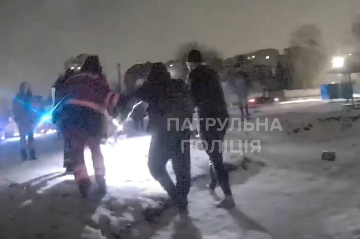 Порятунок з-під криги: у Вінниці спецслужби витягли чоловіка з крижаної води (відео)