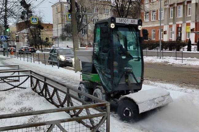 Мороз і сніг не відступають: у Вінниці комунальники працюють цілодобово