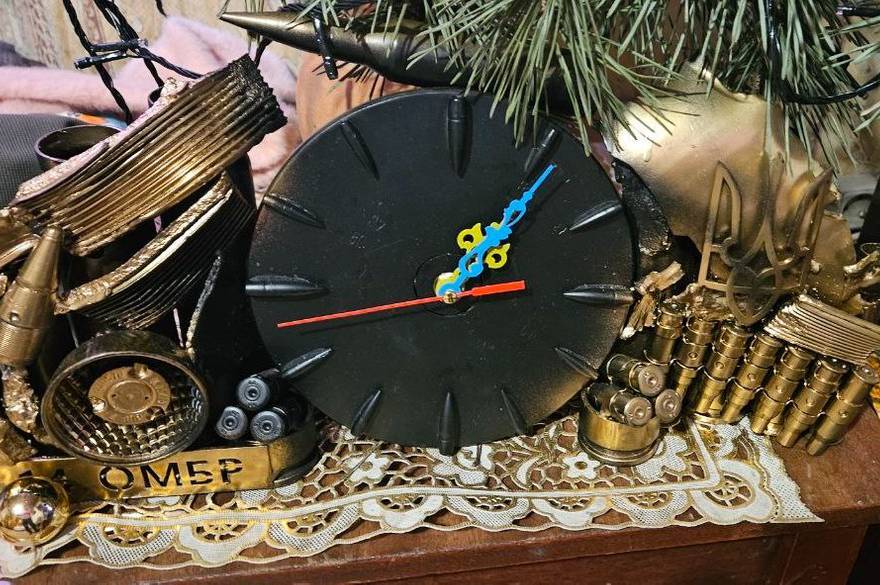 У Вінниці розігрують унікальний фронтовий годинник з бойових куль і снарядів