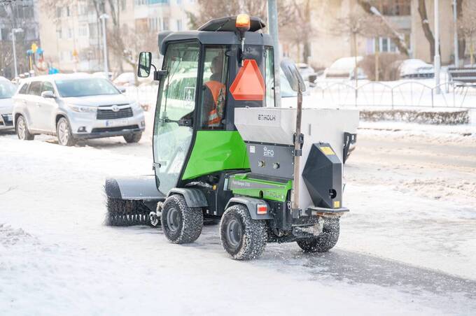 У Вінниці триває протиожеледна обробка доріг, тротуарів та дворів