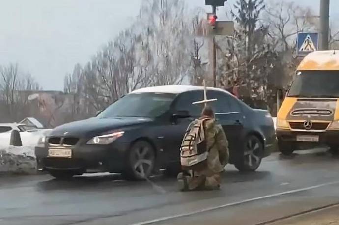 У Вінниці чоловік вийшов на проїжджу частину з хрестом та іконою: що відомо