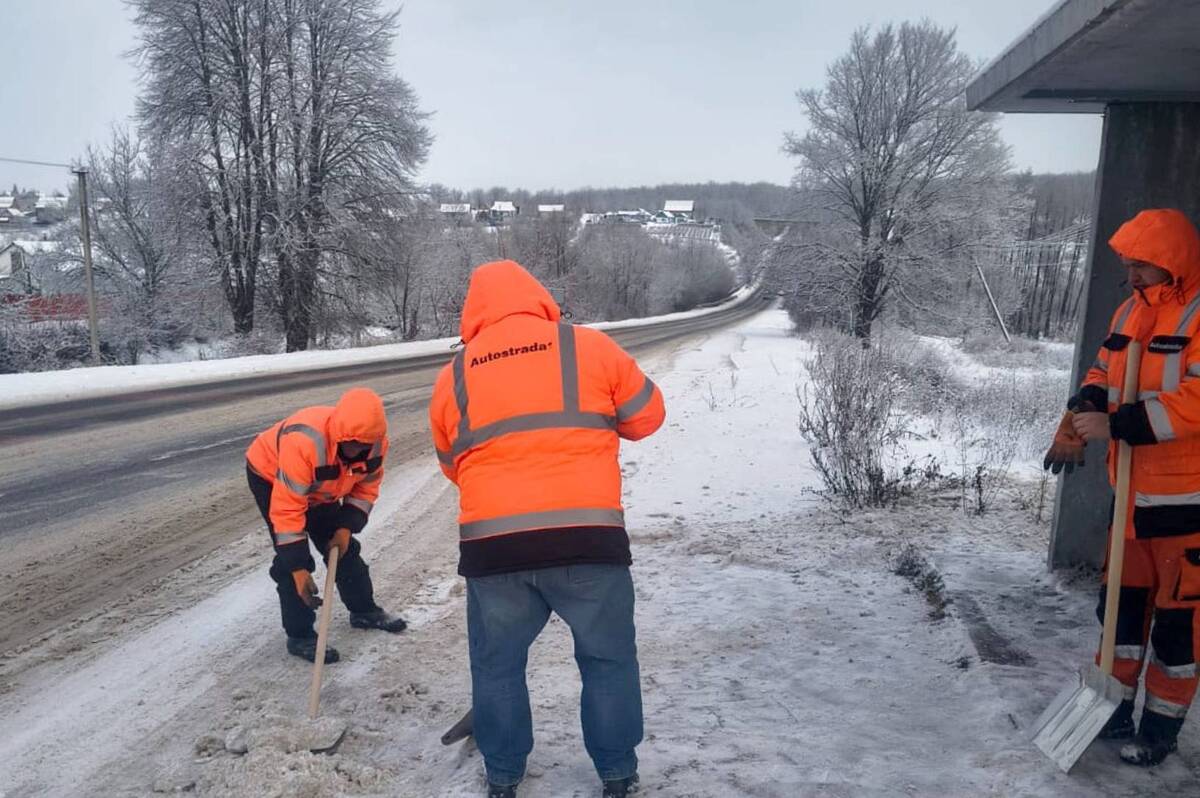 Дорожники вручну розчищають ділянки, недоступні для техніки (фото)