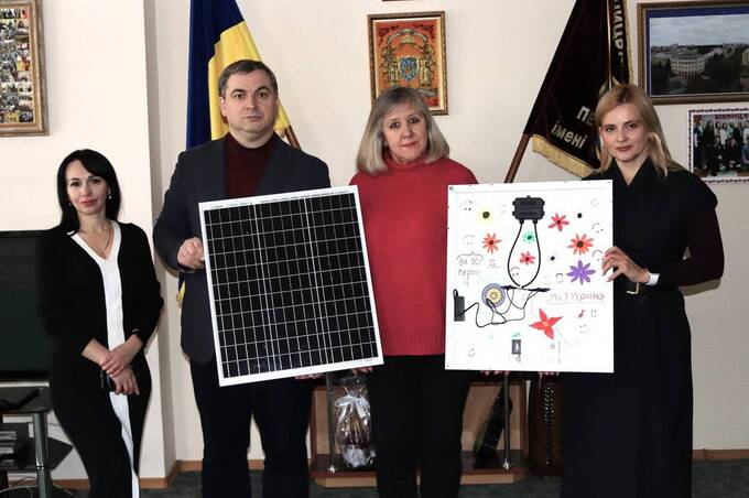 Вінницький педуніверситет отримав портативні сонячні панелі з США 