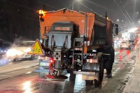 Вінницю з ночі обробляють від ожеледиці: водіїв просять не залишати авто обабіч доріг