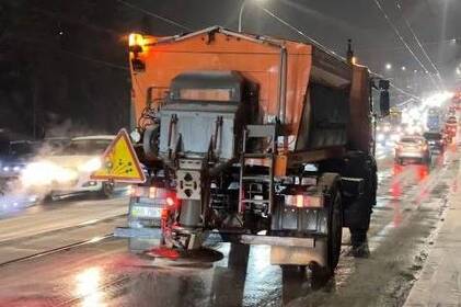 Вінницю з ночі обробляють від ожеледиці: водіїв просять не залишати авто обабіч доріг