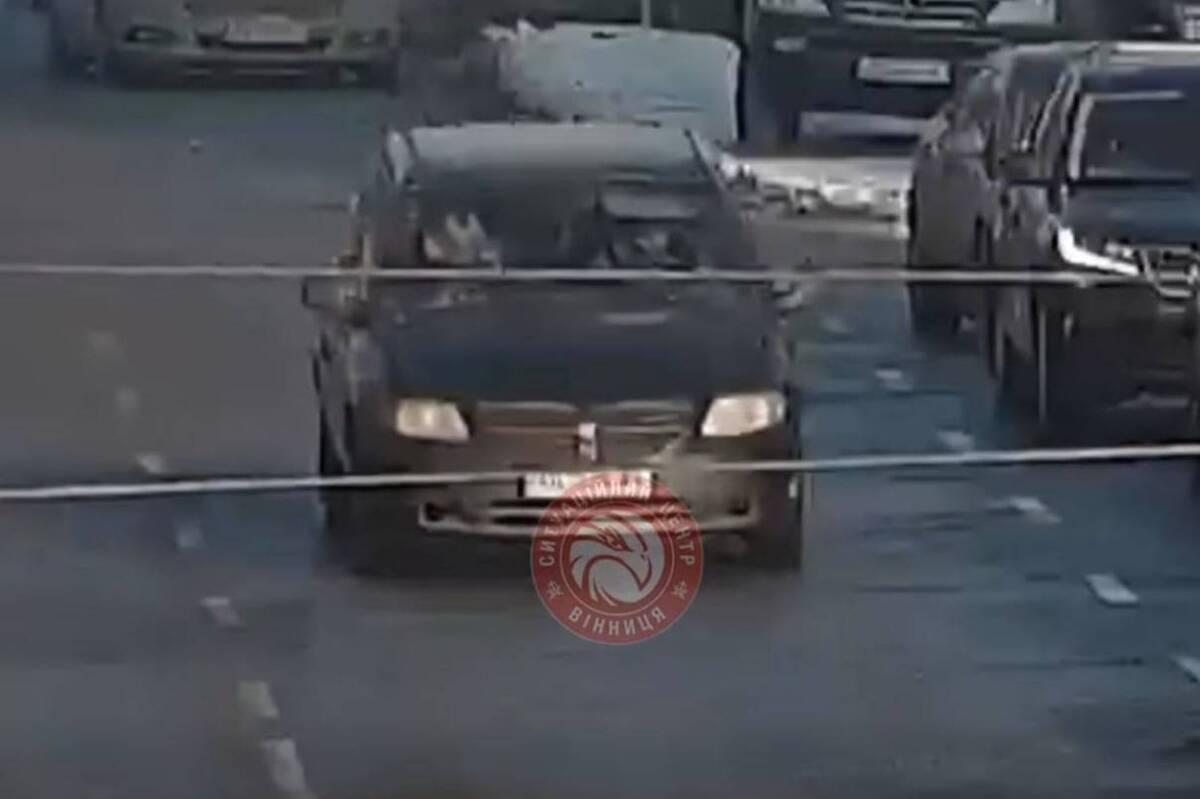 Відео з перехрестя: у Вінниці Mercedes протаранив Nissan і втік