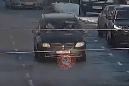 Відео з перехрестя: у Вінниці Mercedes протаранив Nissan і втік