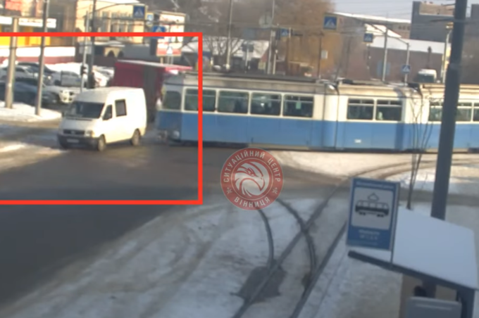 На перехресті Батозької та Янгеля сталася ДТП за участю трамвая (відео)