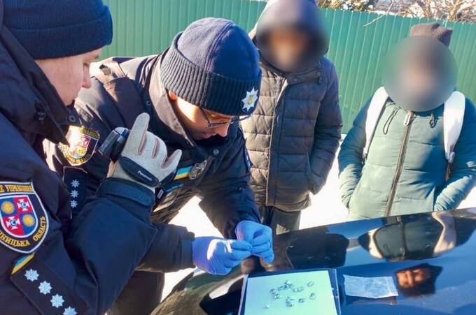 Планував продати амфетамін: у чоловіка на Вінниччині вилучили 18 згортків з наркотиками