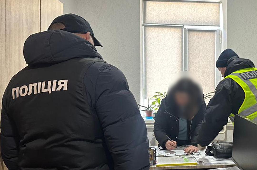 Службовицю ТЦК підозрюють у вимаганні 190 тис грн «відкату» за допомогу родині загиблого воїна 