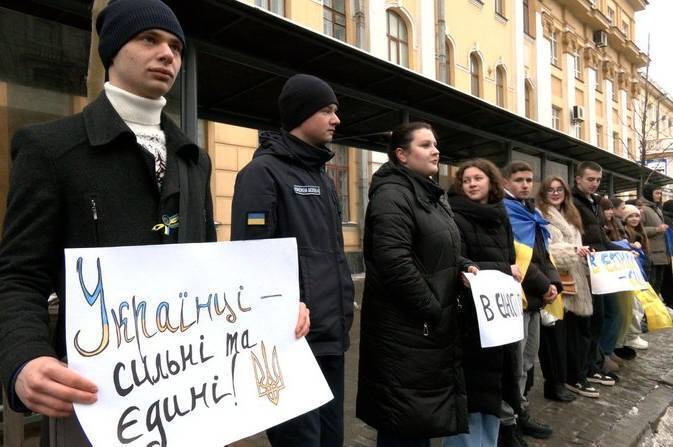 Майже 200 вінничан утворили живий ланцюг на честь Дня Соборності