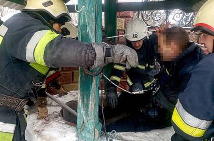 У Бершаді рятувальники дістали чоловіка з 10-метрової криниці