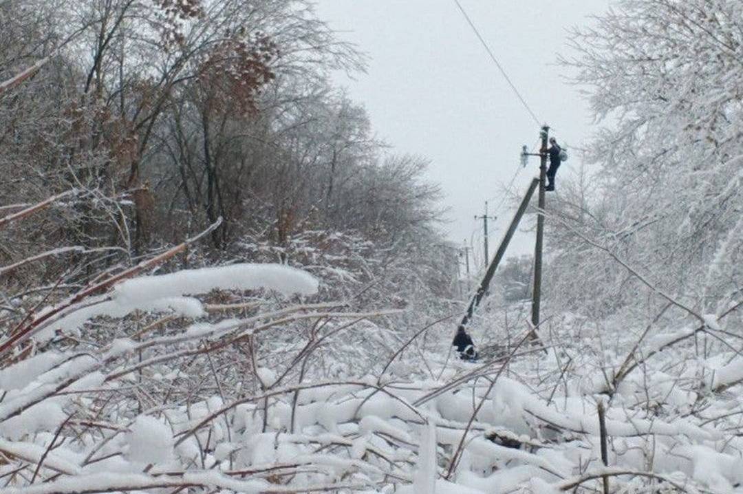 Через обледеніння енергетики Вінниччини працюють у посиленому режимі (фото)