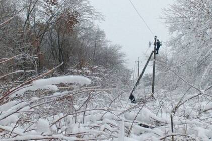 Через обледеніння енергетики Вінниччини працюють у посиленому режимі (фото)
