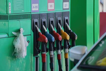 В Україні оновлять ціни на бензин і сигарети: що відомо