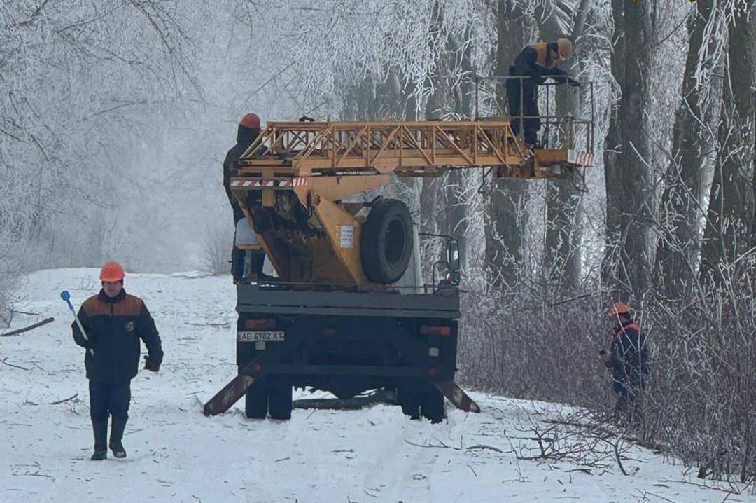 Повалені дерева й обірвані лінії: що відбувається з електромережами Вінниччини