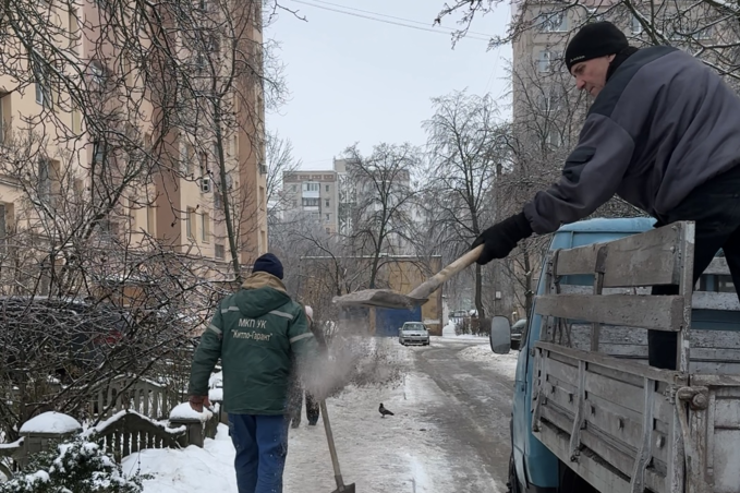 Протиожеледні роботи у Вінниці: на вулицях десятки одиниць техніки