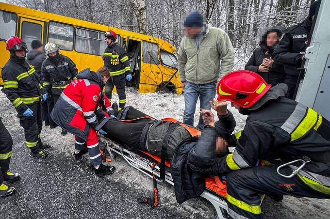 Ожеледиця спричинила ДТП з рейсовим автобусом на Вінниччині (фото)