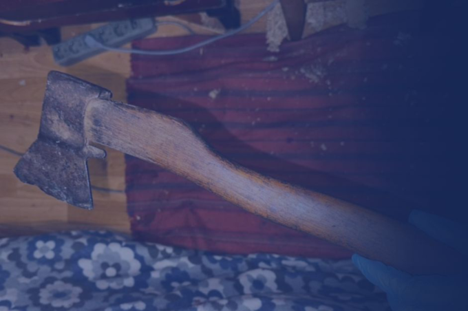 У Могилеві-Подільському 77-річний чоловік із сокирою напав на дружину та пасинка