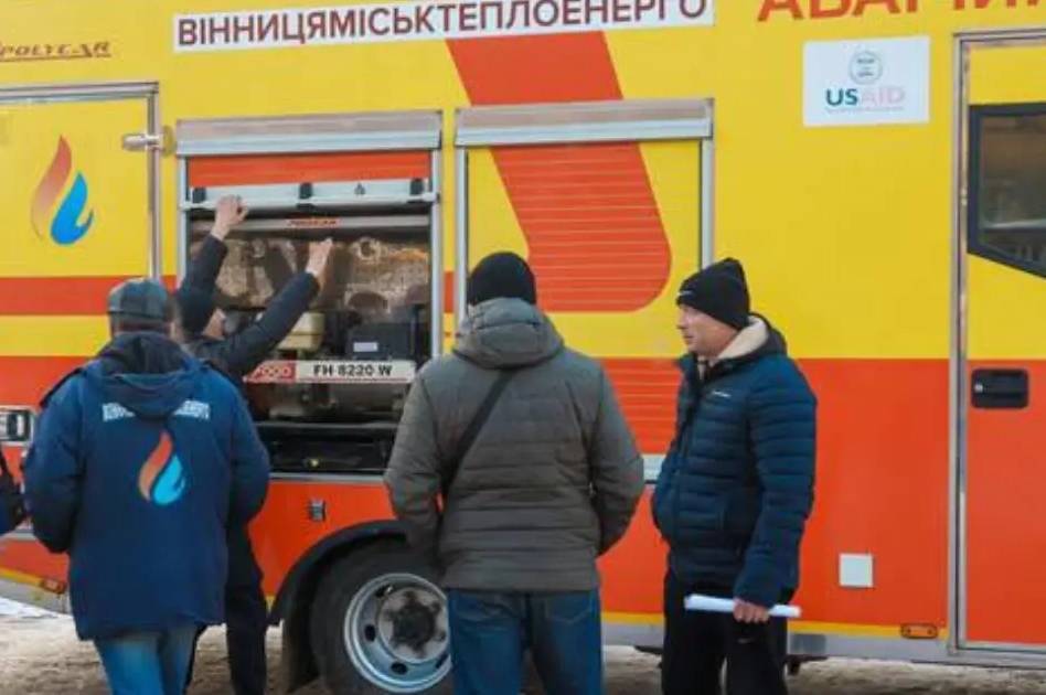 Сім ремонтних бригад з Вінниччини працюють над відновленням тепломереж Києва
