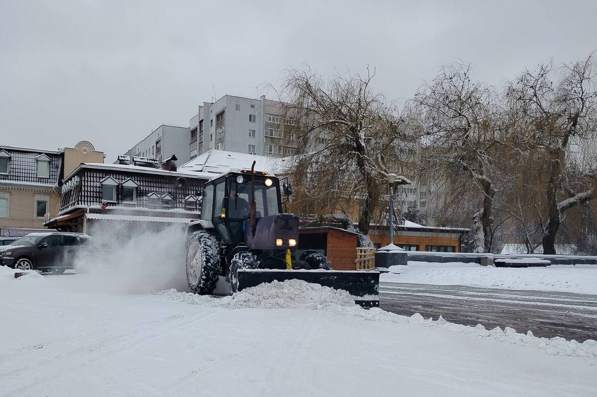 У Вінниці понад 50 одиниць техніки та сотні комунальників долають наслідки негоди перед похолоданням