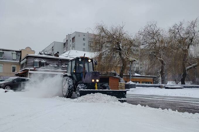 У Вінниці понад 50 одиниць техніки та сотні комунальників долають наслідки негоди перед похолоданням