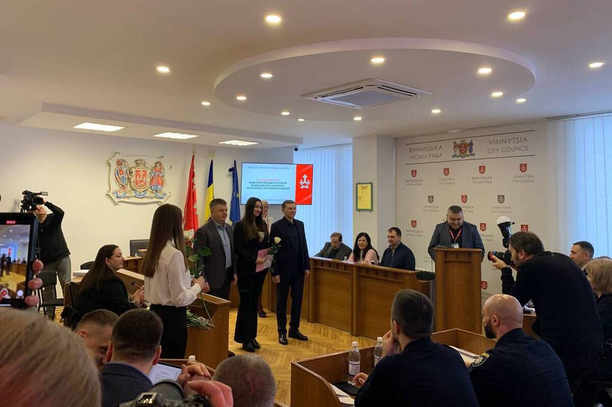 На сесії Вінницької міськради привітали батьків немовлят, які народилися на Різдво та Новий рік