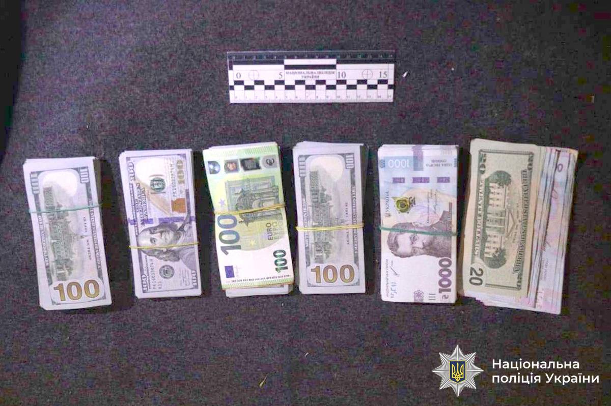 Шахраї під виглядом правоохоронців видурили у пенсіонерки з Вінниччини понад 1,8 млн грн