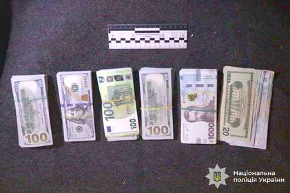 Шахраї під виглядом правоохоронців видурили у пенсіонерки з Вінниччини понад 1,8 млн грн