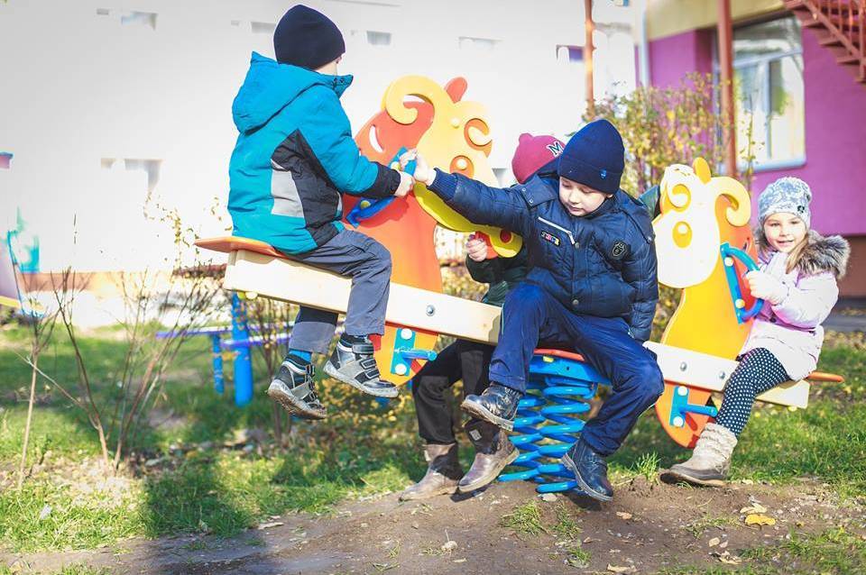 Дитсадки Вінниці обладнають новими гойдалками 