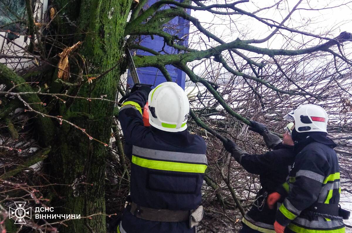Вінницькі рятувальники на допомозі водіям у складних погодних умовах