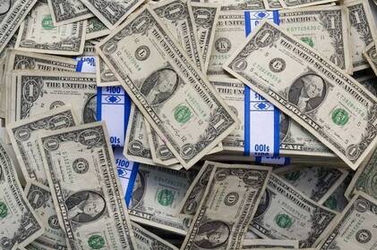 НБУ оновив курс валют: скільки коштує євро, долар та злотий у понеділок, 2 лютого