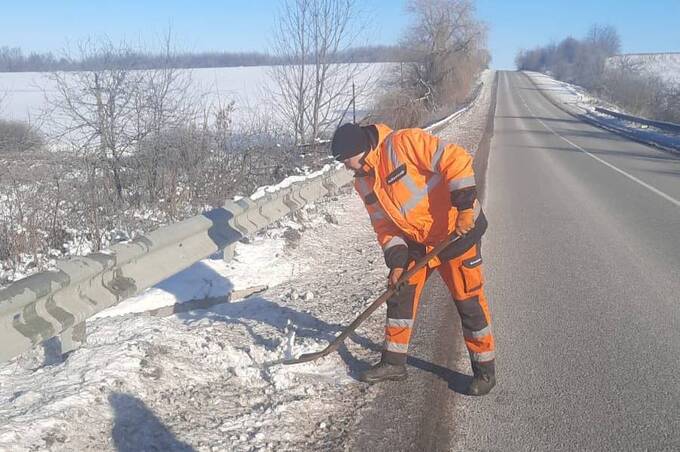 Дорожники Вінниччини працюють в посиленому режимі, аби уберегти автошляхи взимку
