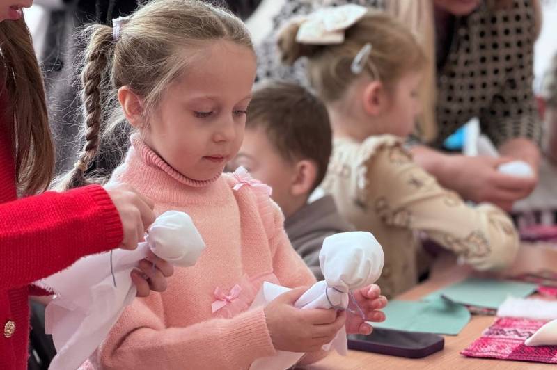 У Вінниці для дітей загиблих військових провели майстер-клас із виготовлення ляльки-мотанки