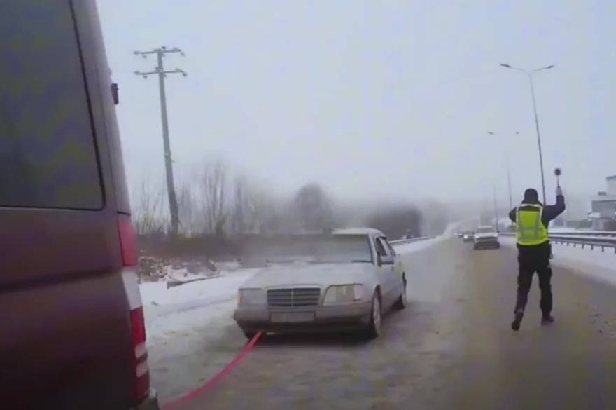 На Вінниччині інспектори відбуксирували зламаний автомобіль до СТО (відео)