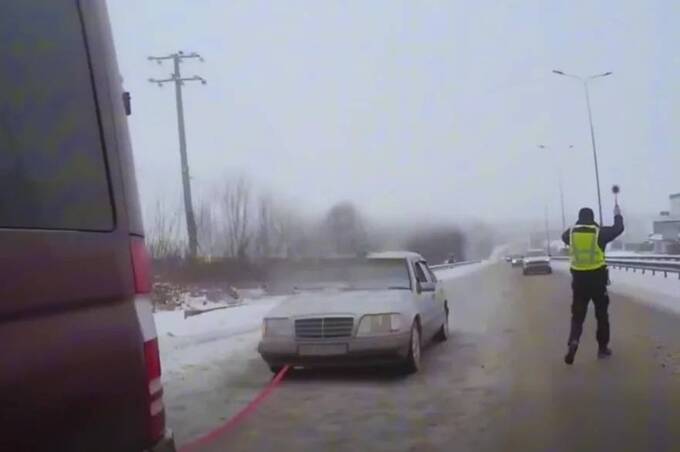 На Вінниччині інспектори відбуксирували зламаний автомобіль до СТО (відео)