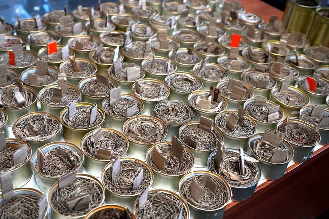 Тепло з тилу: у Вінниці діти й дорослі разом виготовляли окопні свічки для військових