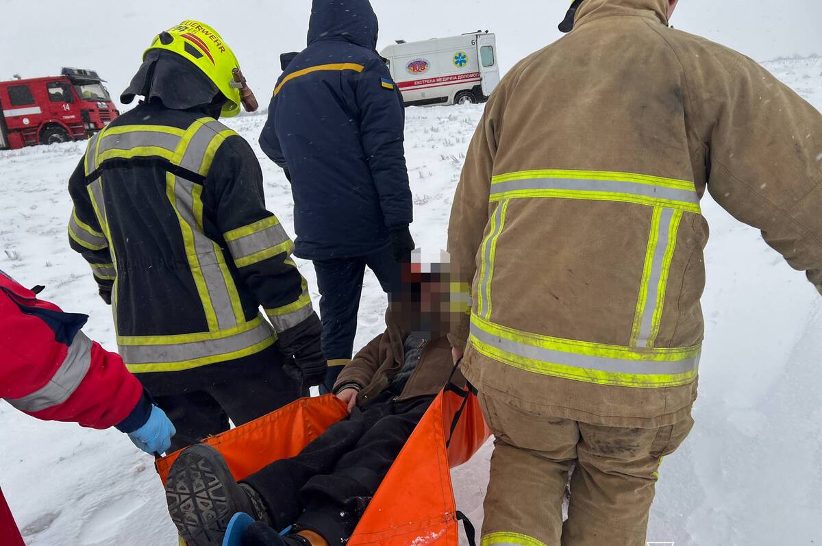 Понад кілометр на ношах: як рятувальники допомагали медикам на засніженій Вінниччині