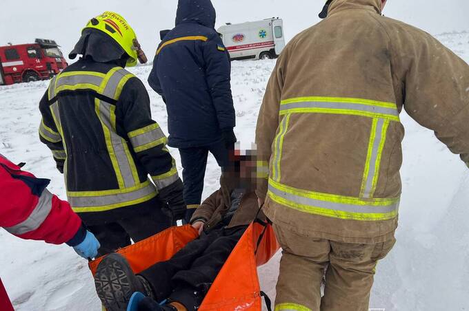 Понад кілометр на ношах: як рятувальники допомагали медикам на засніженій Вінниччині