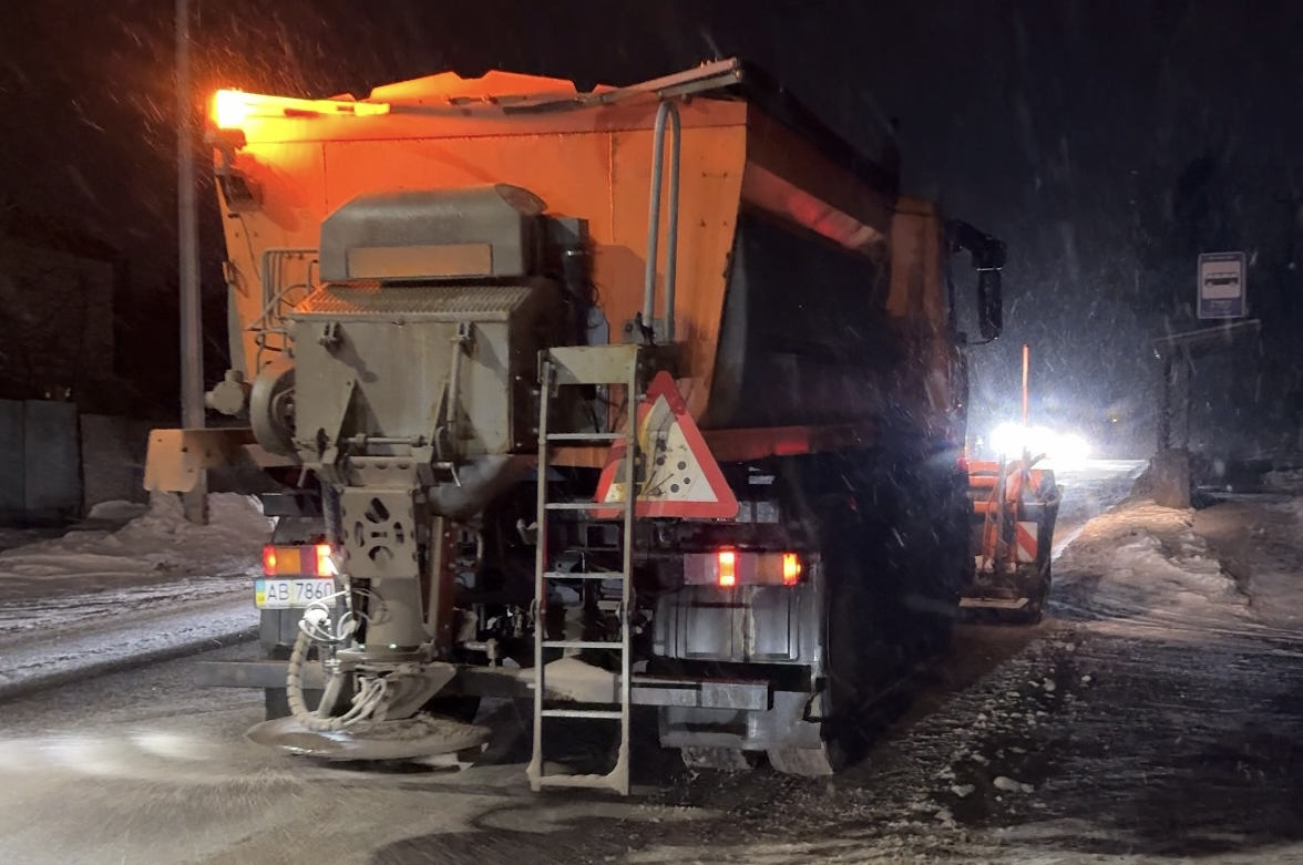 Десятки машин і сотні людей: як Вінниця бореться зі снігом