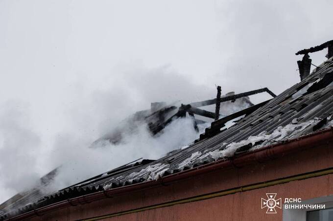 Через коротке замикання у Вінниці загорівся дах приватного будинку (фото та відео)
