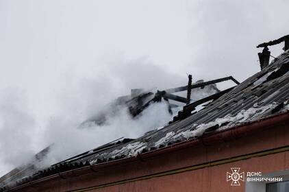 Через коротке замикання у Вінниці загорівся дах приватного будинку (фото та відео)