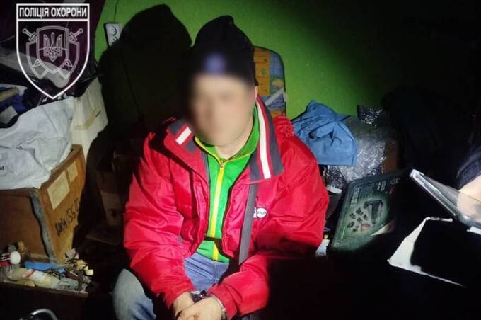 У Вінницьких Хуторах затримали чоловіка, який проник до приватного будинку