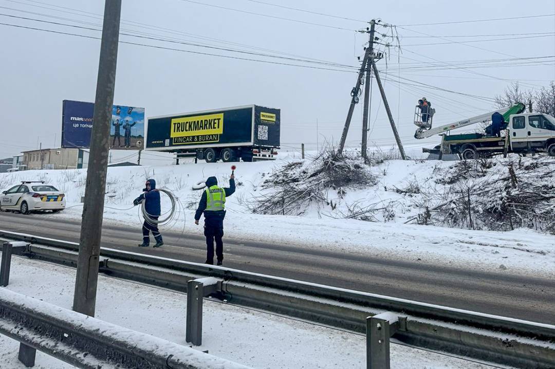 Через аварію на лінії 10 кВ у Вінниці тимчасово перекривали трасу обласного значення