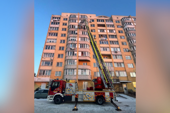 У Вінниці рятувальники через вікно 8-го поверху врятували життя пенсіонеру
