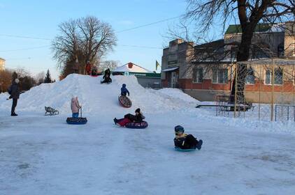 Замість снігових заметів — зимова радість: на Вінниччині в центрі міста облаштували снігову гірку